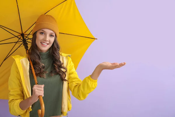 Mujer Sonriente Impermeable Con Paraguas Abierto Sobre Fondo Color — Foto de Stock