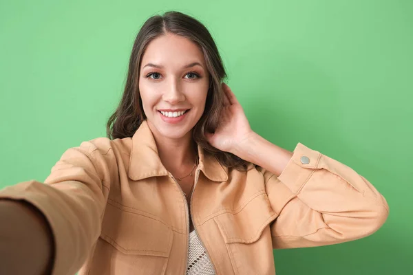 Mladá Usměvavá Žena Selfie Zeleném Pozadí — Stock fotografie
