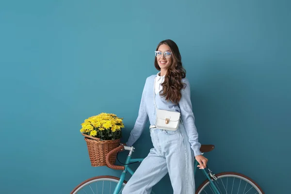 Joven Mujer Moda Bicicleta Con Flores Crisantemo Sobre Fondo Azul — Foto de Stock