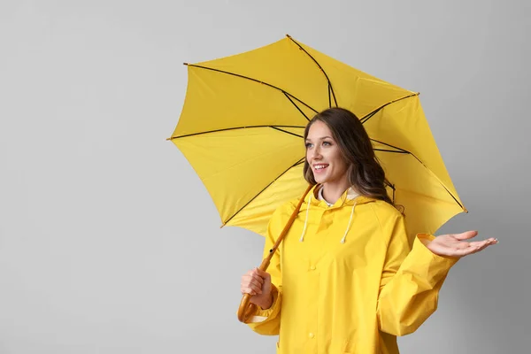 Hermosa Mujer Sonriente Impermeable Con Paraguas Abierto Sobre Fondo Gris — Foto de Stock
