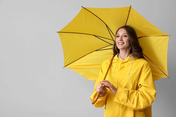 Όμορφη Χαμογελαστή Γυναίκα Κίτρινο Αδιάβροχο Ανοιχτή Ομπρέλα Γκρι Φόντο — Φωτογραφία Αρχείου