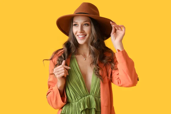 Portrait Beautiful Fashionable Woman Wearing Felt Hat Yellow Background — Stock Photo, Image