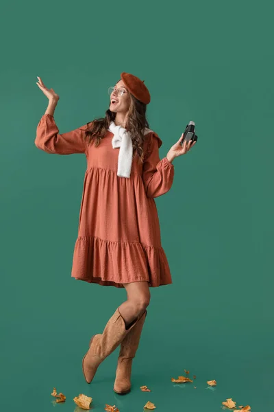 Happy Young Parisian Woman Vintage Photo Camera Green Background — Stock Photo, Image