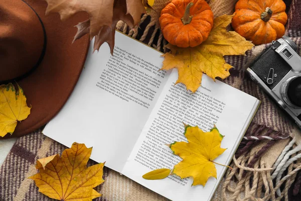 Krásná Kompozice Otevřenou Knihou Plstěným Kloboukem Fotoaparátem Podzimní Výzdobou Kostkovaném — Stock fotografie