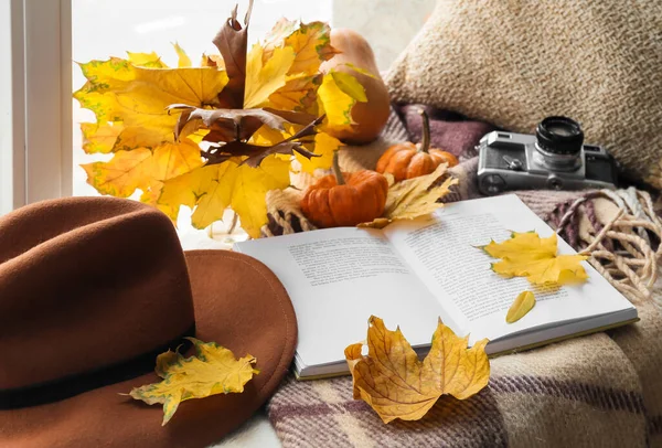 Krásná Kompozice Otevřenou Knihou Plstěným Kloboukem Podzimní Výzdobou Parapetu — Stock fotografie