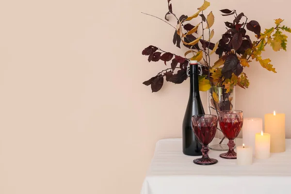 Βάζο Κλαδιά Του Φθινοπώρου Μπουκάλι Κρασί Ποτήρια Και Κεριά Που — Φωτογραφία Αρχείου