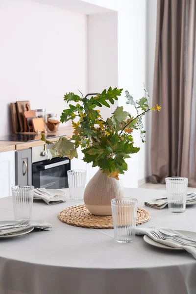 Esstisch Mit Deckung Und Vase Mit Herbstlichen Zweigen Der Küche — Stockfoto