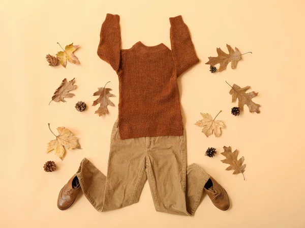 Kinderkleidung Schuhe Und Herbstblätter Auf Farbigem Hintergrund — Stockfoto
