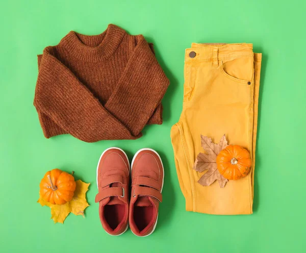 儿童衣服 鞋子和秋天的色彩背景装饰 — 图库照片