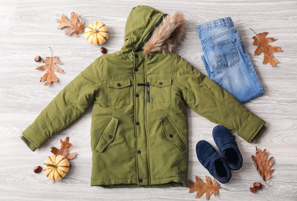 灰色木制背景的保暖童装 牛仔裤 鞋子和秋季装潢 — 图库照片
