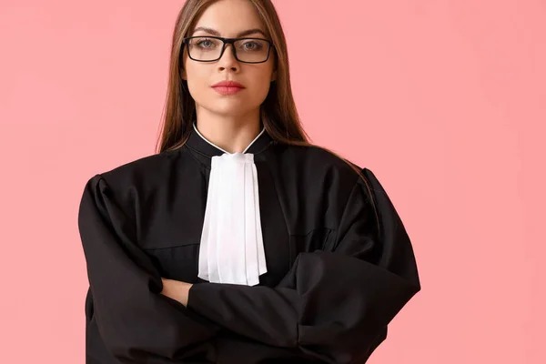 Młoda Kobieta Sędzia Tle Koloru — Zdjęcie stockowe