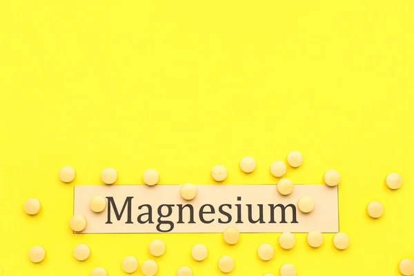 Many Pills Word Magnesium Yellow Background — Stockfoto