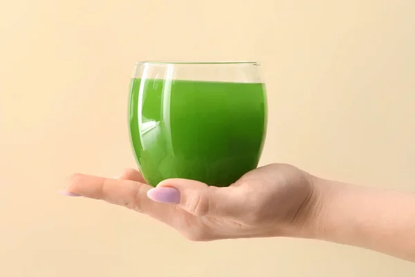 Woman Holding Glass Green Juice Beige Background — ストック写真