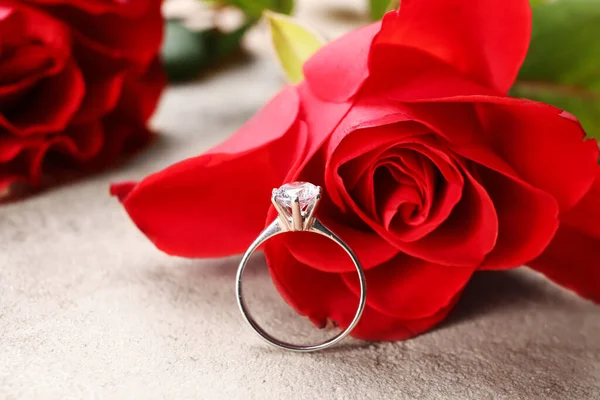 Silver Engagement Ring Beautiful Red Rose Grunge Background Closeup — Stock Photo, Image