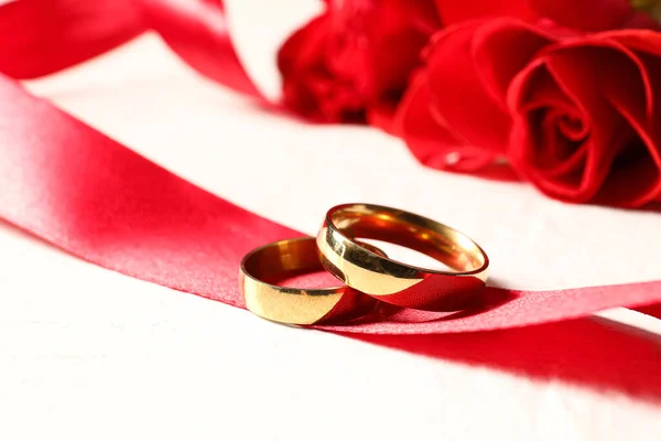 Golden Wedding Rings Red Ribbon Roses White Background Closeup — Stock Photo, Image