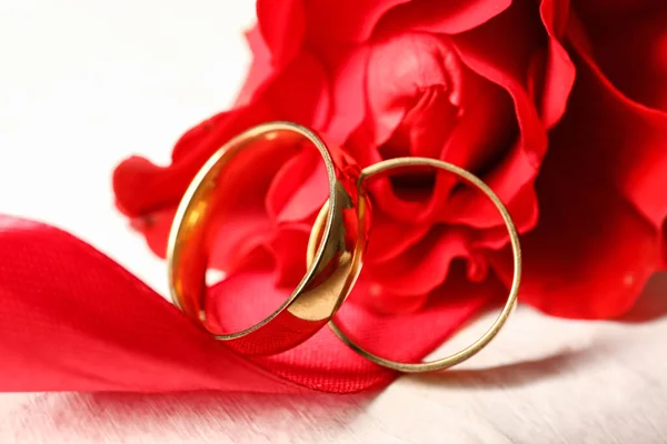 Golden Wedding Rings Red Ribbon Roses White Background Closeup — Stock Photo, Image