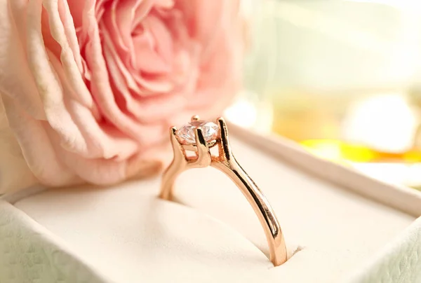 Box Golden Engagement Ring Rose Blurred Background Closeup — Stock Photo, Image