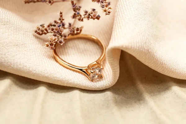 Golden Engagement Ring Flowers Beige Fabric Background Closeup — 图库照片
