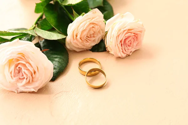 Golden Wedding Rings Beautiful Roses Beige Background Closeup — Zdjęcie stockowe