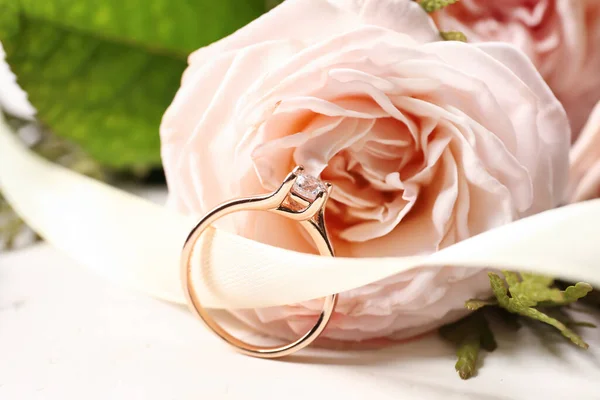 Golden Engagement Ring Ribbon Rose White Background Closeup — Stock Photo, Image
