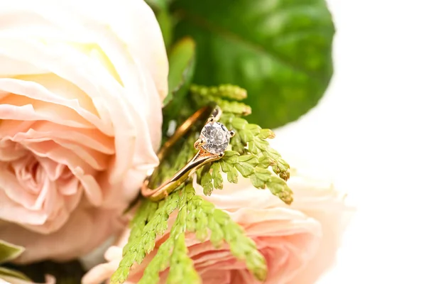 배경에 장미가 그려진 황금색 약혼반지 클로즈업 — 스톡 사진