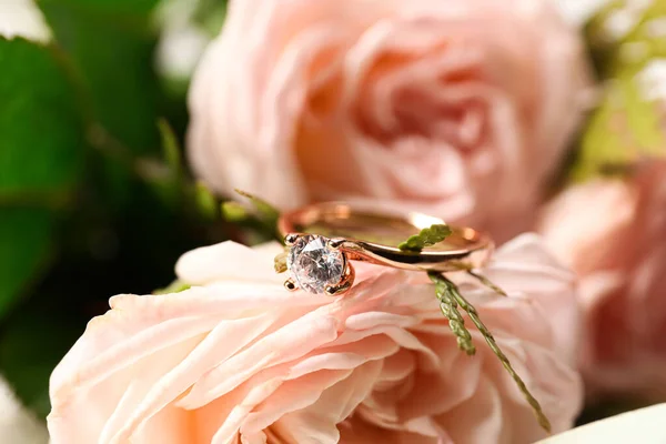 Golden Engagement Ring Beautiful Rose Closeup — Stock Photo, Image