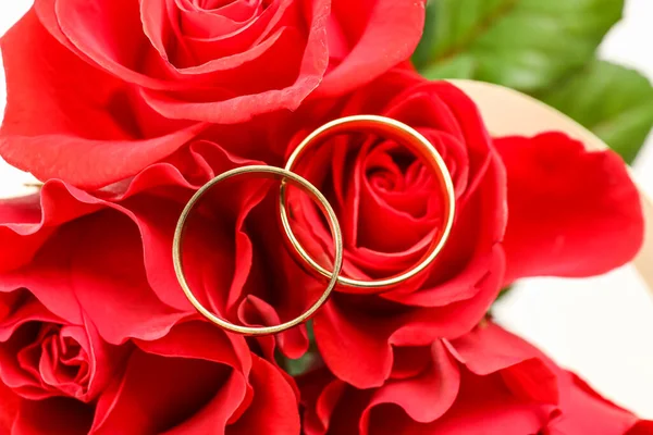 Zlatý Snubní Prsten Červených Růžích Detailní Záběr — Stock fotografie
