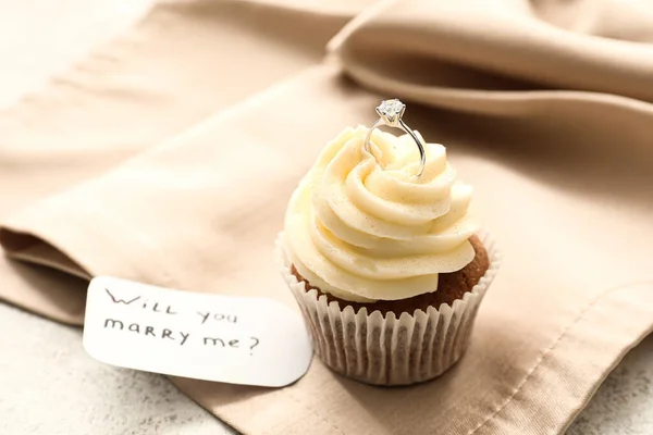 Etiketinde Benimle Evlenir Misin Yazıyor Kek Nişan Yüzüğü Peçetenin Üzerinde — Stok fotoğraf