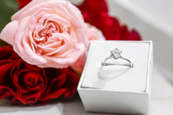Κουτί Ασημένιο Δαχτυλίδι Αρραβώνων Και Τριαντάφυλλα Στο Τραπέζι Closeup — Φωτογραφία Αρχείου