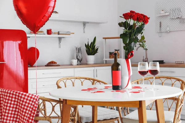 Eine Flasche Wein Gläser Und Blumen Auf Dem Tisch Zum — Stockfoto