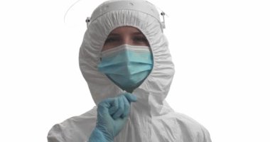 Doktor beyaz arka plana karşı koruyucu giysi giyiyor.