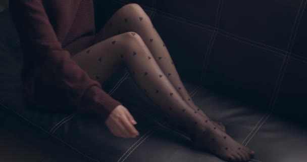 Siyah Taytlı Seksi Genç Kadın Kanepede Oturuyor — Stok video