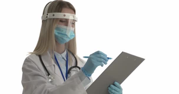 Tıbbi Maskeli Doktor Lastik Eldivenli Beyaz Arka Planda Panosu Olan — Stok video