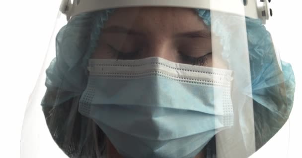 Beyaz Arka Planda Ameliyat Yapan Kadın Cerrah Yakın Plan — Stok video