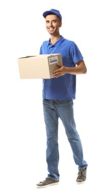 Beyaz arka planda paketli erkek kurye