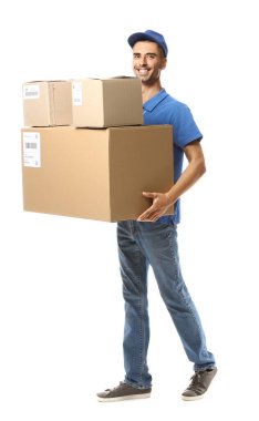 Beyaz arka planda paketleri olan erkek kurye