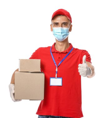 Tıbbi maskeli bir erkek kurye ve beyaz arka planda parşömenleri var.