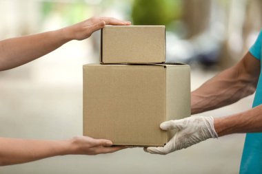 Kargo şirketinden paket alan genç bir kadın.
