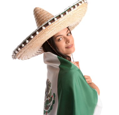 Sombrero 'daki güzel genç kadın ve beyaz arka planda Meksika bayrağı.