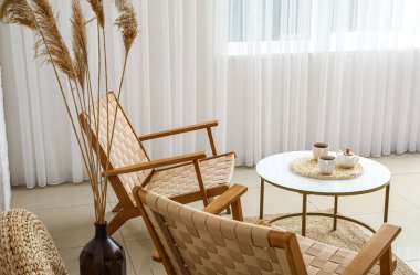 Oturma odasının içinde fincanlar ve şeker kasesi olan kahve masası.