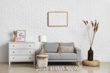 Kanepesi, tuvaleti ve kahve masası olan bir oturma odası.