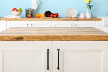 Mutfakta boş masa üstü olan ahşap tezgah, yakın plan.