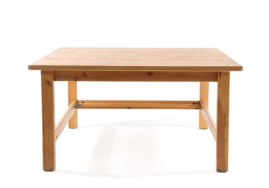 Beyaz arka planda modern ahşap sehpa.