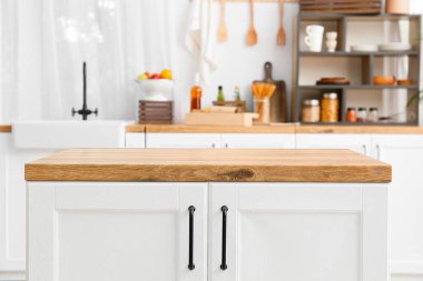 Beyaz tezgah, açık mutfakta ahşap masa üstü.