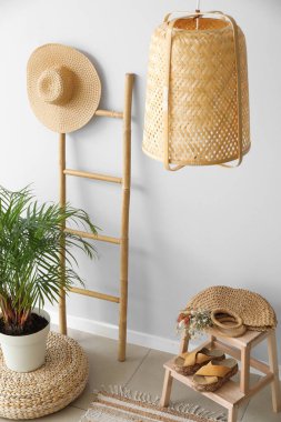 Lambası, merdiveni ve taburesi olan ışık odasının içinde.