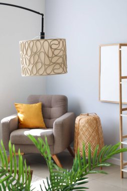 Işıklı oturma odasının içinde lambalar ve koltuk var.