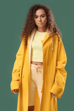 Renkli sarı tonlarda makyajlı güzel bir Afro-Amerikalı kadın.