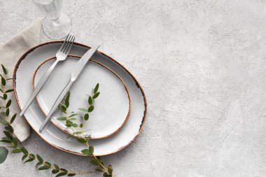 Düğün için güzel bir masa, arka planda okaliptüs var.