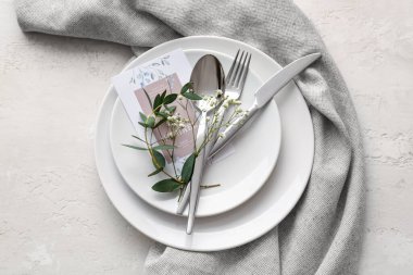 Açık arkaplanda düğün davetiyesi olan güzel masa ayarları