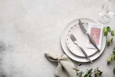 Açık arkaplanda düğün davetiyesi olan güzel masa ayarları